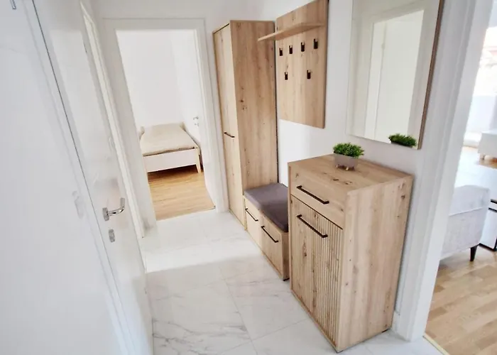 Ari Sarajevo- Next To Center Mall * Szarajevó